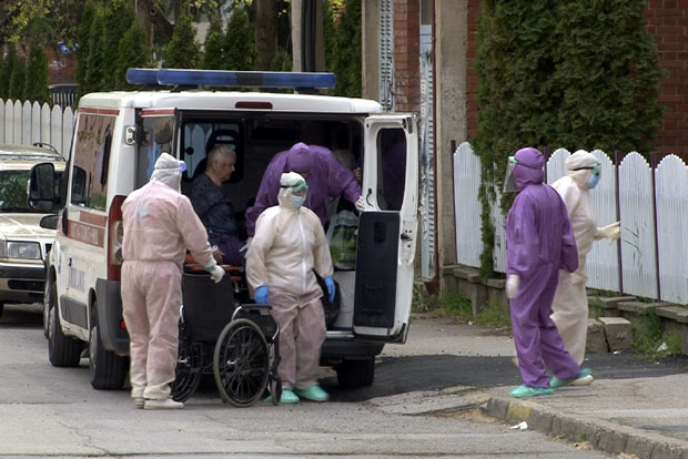 “Не знамо где су нам родитељи, на телефоне се нико не јавља, комшија је на телевизији видео да му одвозе оца!” Очај породица корисника Геронтолошког центра у Нишу